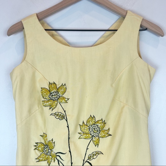 Vintage 60s Floral Beaded Sleeveless Shift Dress Size XS Yellow Mid Century - Picture 2 of 7